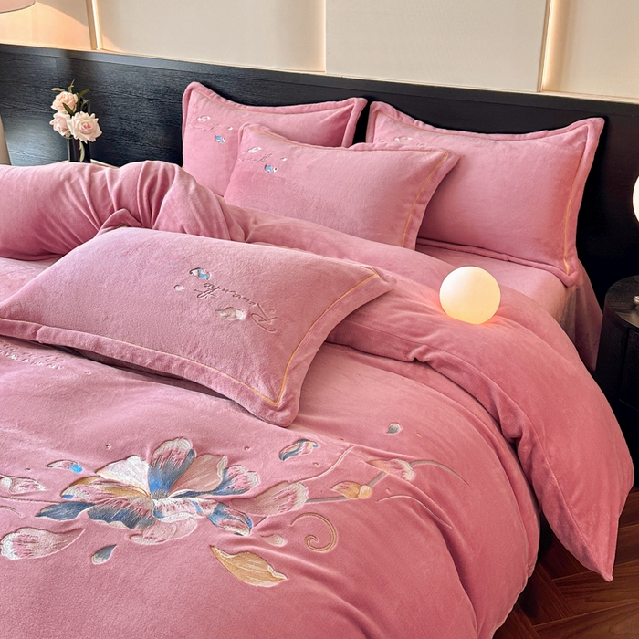 91家纺网 家纺一手货源 找家纺 （总）诺梵家纺 2025新款8斤牛奶绒刺绣绣花四件套