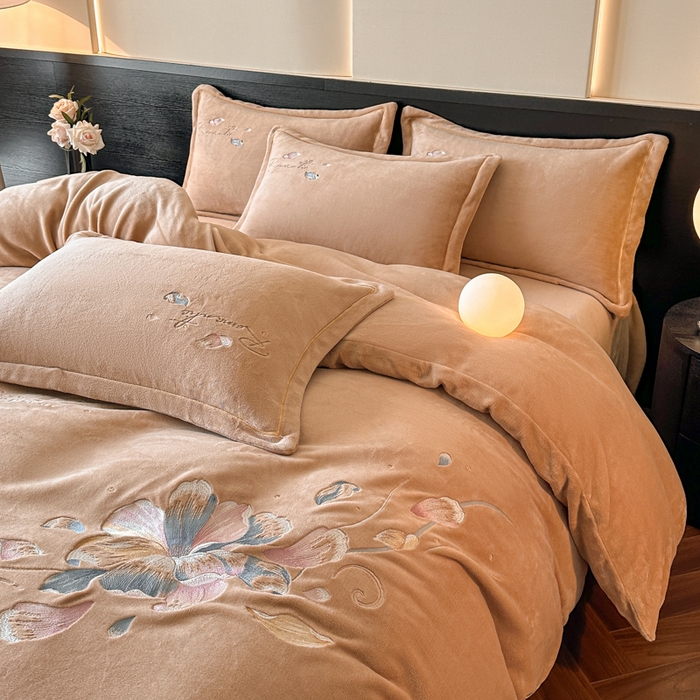 91家纺网 家纺一手货源 找家纺 （总）诺梵家纺 2025新款8斤牛奶绒刺绣绣花四件套