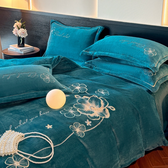 91家纺网 家纺一手货源 找家纺 诺梵家纺 2025新款8斤牛奶绒刺绣绣花四件套 绮梦-宝蓝