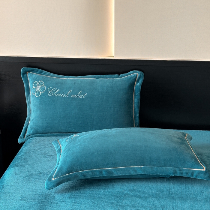 91家纺网 家纺一手货源 找家纺 诺梵家纺 2025新款8斤牛奶绒刺绣绣花四件套 绮梦-宝蓝