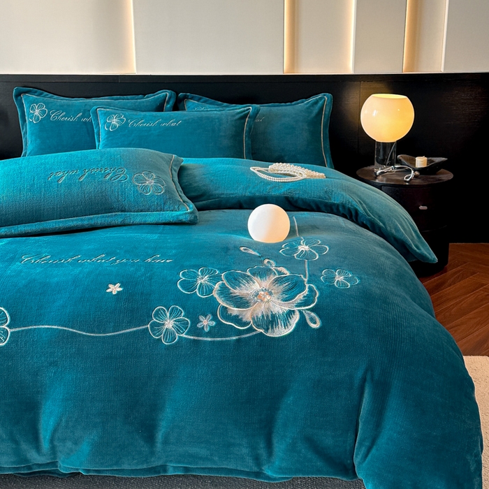 91家纺网 家纺一手货源 找家纺 诺梵家纺 2025新款8斤牛奶绒刺绣绣花四件套 绮梦-宝蓝