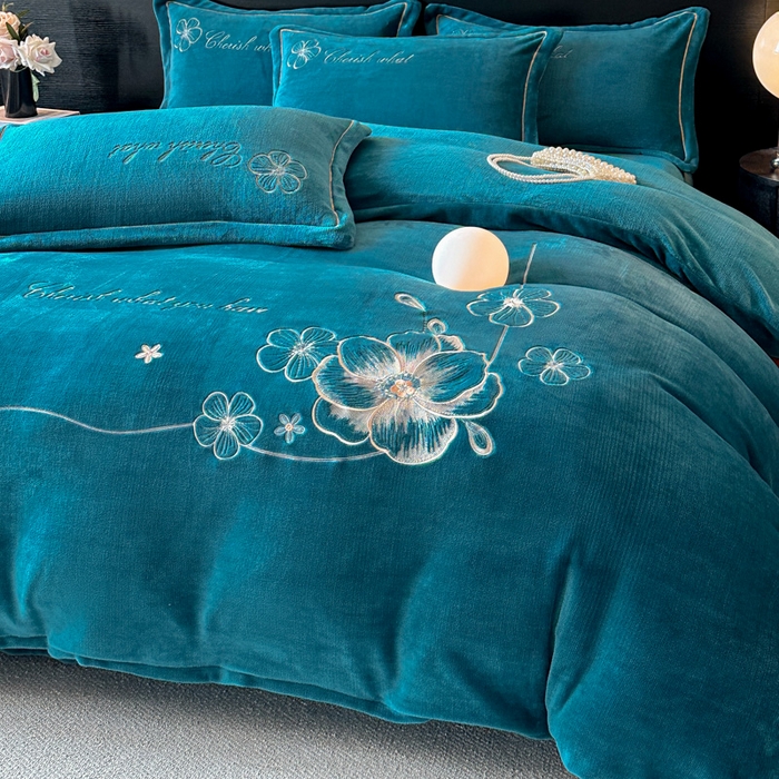 91家纺网 家纺一手货源 找家纺 诺梵家纺 2025新款8斤牛奶绒刺绣绣花四件套 绮梦-宝蓝