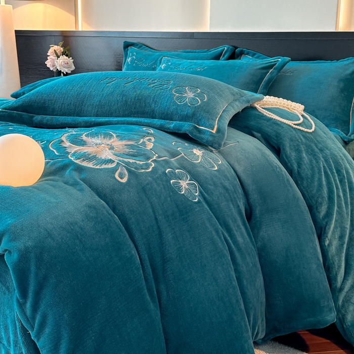 91家纺网 家纺一手货源 找家纺 诺梵家纺 2025新款8斤牛奶绒刺绣绣花四件套 绮梦-宝蓝