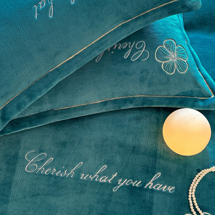 91家纺网 家纺一手货源 找家纺 诺梵家纺 2025新款8斤牛奶绒刺绣绣花四件套 绮梦-宝蓝