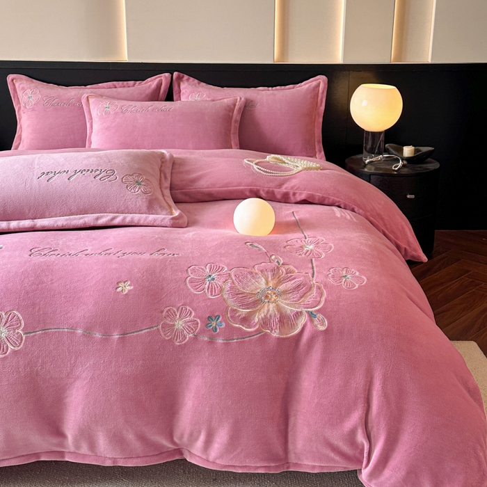 91家纺网 家纺一手货源 找家纺 诺梵家纺 2025新款8斤牛奶绒刺绣绣花四件套 绮梦-豆沙