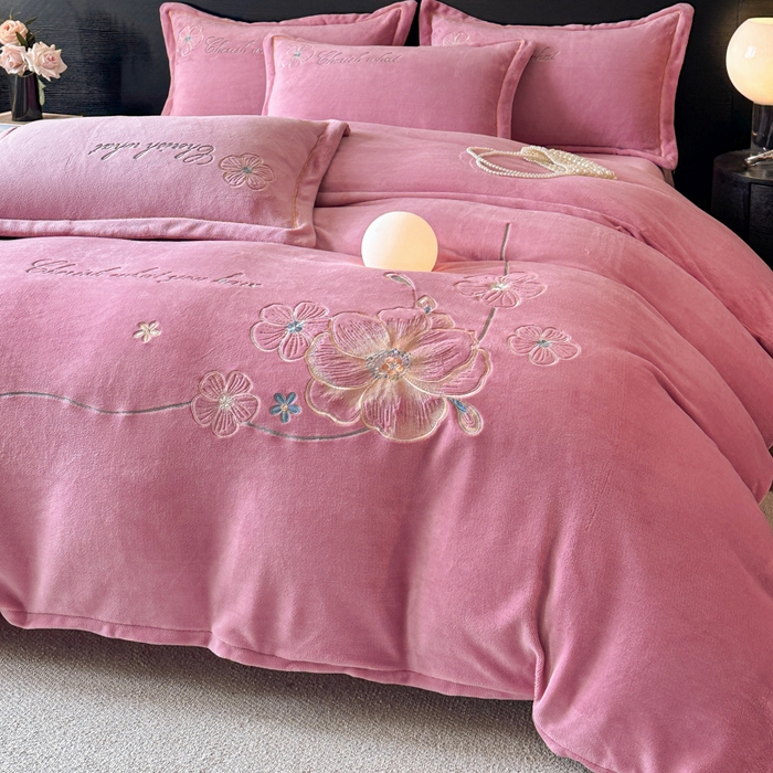 91家纺网 家纺一手货源 找家纺 诺梵家纺 2025新款8斤牛奶绒刺绣绣花四件套 绮梦-豆沙