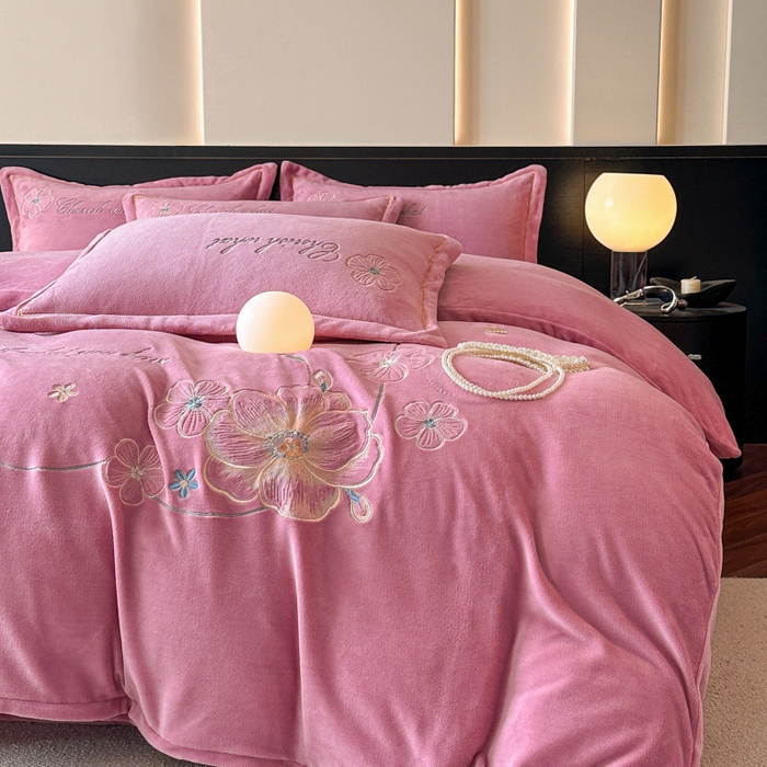 91家纺网 家纺一手货源 找家纺 诺梵家纺 2025新款8斤牛奶绒刺绣绣花四件套 绮梦-豆沙