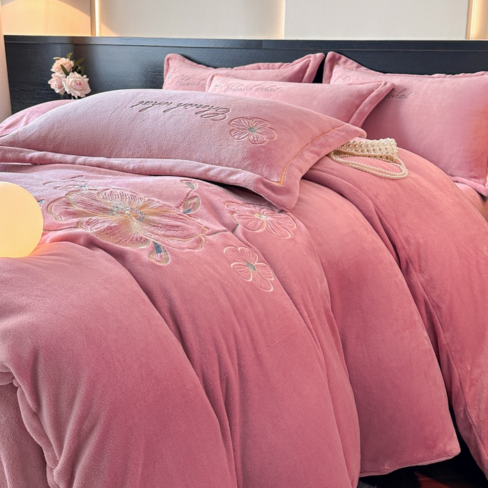 91家纺网 家纺一手货源 找家纺 诺梵家纺 2025新款8斤牛奶绒刺绣绣花四件套 绮梦-豆沙