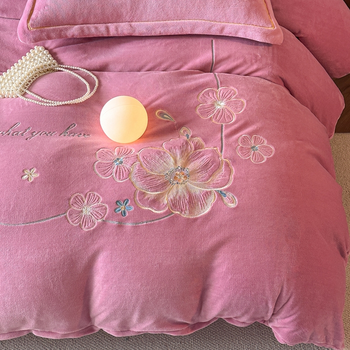 91家纺网 家纺一手货源 找家纺 诺梵家纺 2025新款8斤牛奶绒刺绣绣花四件套 绮梦-豆沙