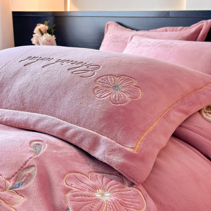 91家纺网 家纺一手货源 找家纺 诺梵家纺 2025新款8斤牛奶绒刺绣绣花四件套 绮梦-豆沙