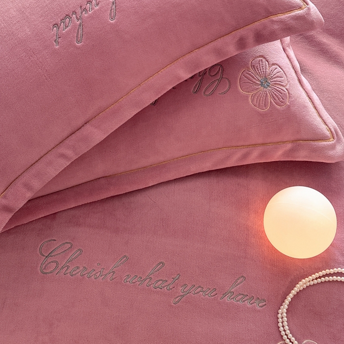 91家纺网 家纺一手货源 找家纺 诺梵家纺 2025新款8斤牛奶绒刺绣绣花四件套 绮梦-豆沙