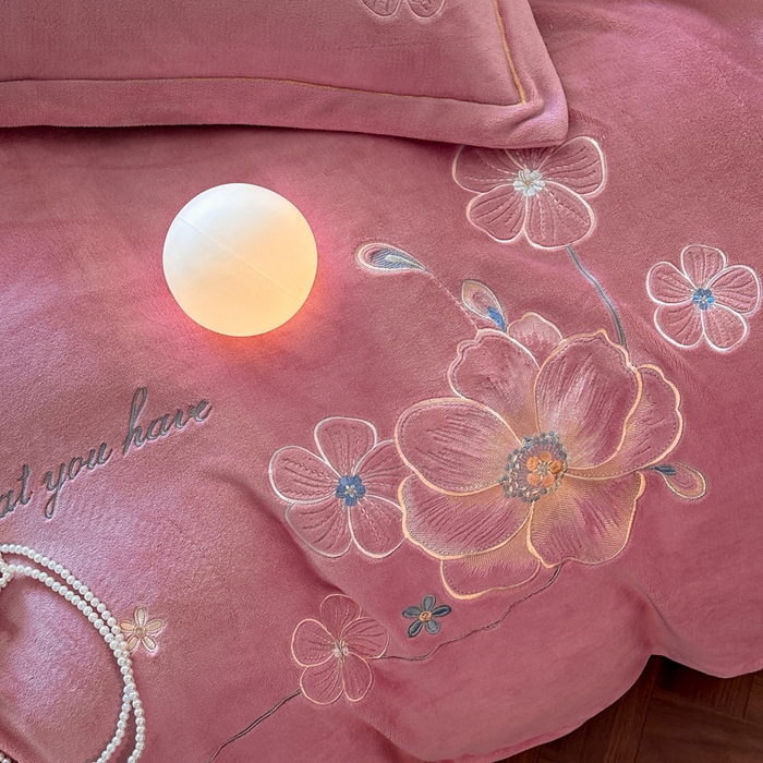 91家纺网 家纺一手货源 找家纺 诺梵家纺 2025新款8斤牛奶绒刺绣绣花四件套 绮梦-豆沙