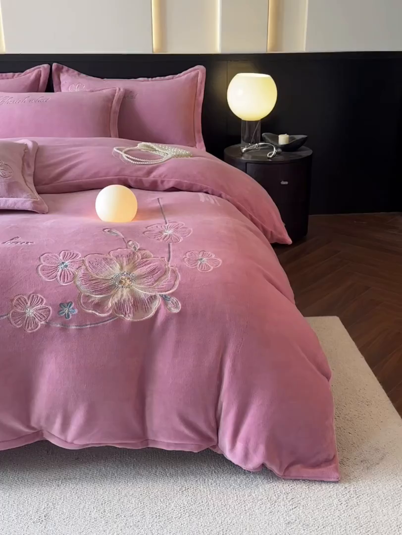 91家纺网 家纺一手货源 找家纺 诺梵家纺 2025新款8斤牛奶绒刺绣绣花四件套 绮梦-豆沙