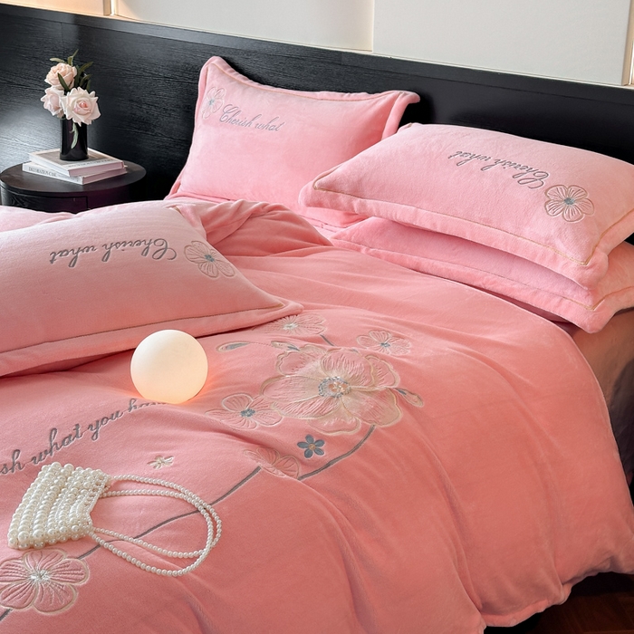 91家纺网 家纺一手货源 找家纺 诺梵家纺 2025新款8斤牛奶绒刺绣绣花四件套 绮梦-粉