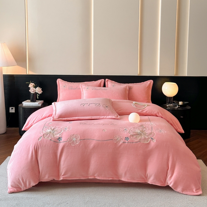 91家纺网 家纺一手货源 找家纺 诺梵家纺 2025新款8斤牛奶绒刺绣绣花四件套 绮梦-粉