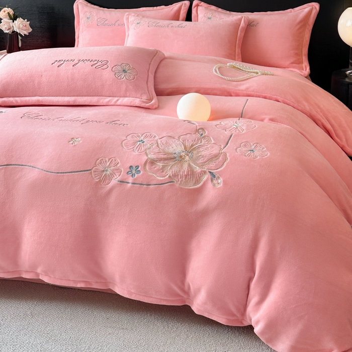 91家纺网 家纺一手货源 找家纺 诺梵家纺 2025新款8斤牛奶绒刺绣绣花四件套 绮梦-粉