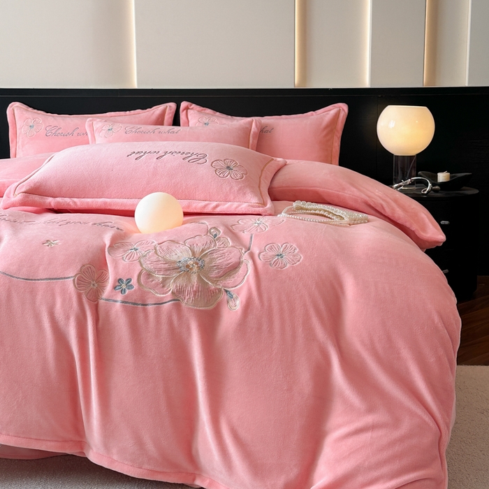 91家纺网 家纺一手货源 找家纺 诺梵家纺 2025新款8斤牛奶绒刺绣绣花四件套 绮梦-粉