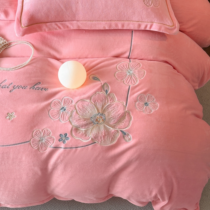 91家纺网 家纺一手货源 找家纺 诺梵家纺 2025新款8斤牛奶绒刺绣绣花四件套 绮梦-粉