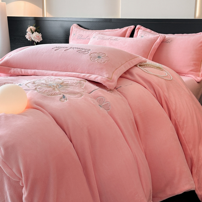 91家纺网 家纺一手货源 找家纺 诺梵家纺 2025新款8斤牛奶绒刺绣绣花四件套 绮梦-粉