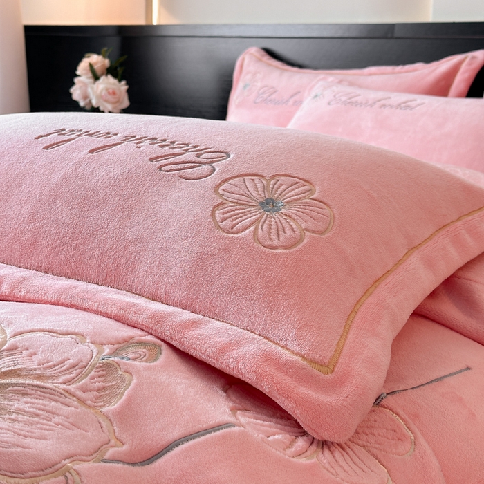 91家纺网 家纺一手货源 找家纺 诺梵家纺 2025新款8斤牛奶绒刺绣绣花四件套 绮梦-粉