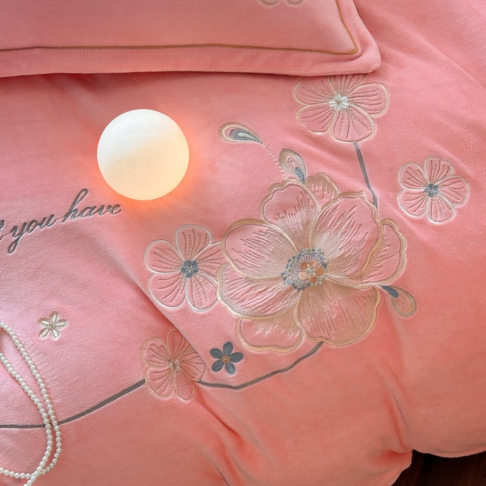 91家纺网 家纺一手货源 找家纺 诺梵家纺 2025新款8斤牛奶绒刺绣绣花四件套 绮梦-粉