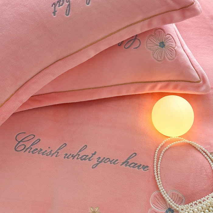 91家纺网 家纺一手货源 找家纺 诺梵家纺 2025新款8斤牛奶绒刺绣绣花四件套 绮梦-粉