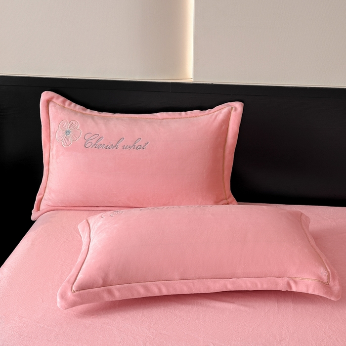 91家纺网 家纺一手货源 找家纺 诺梵家纺 2025新款8斤牛奶绒刺绣绣花四件套 绮梦-粉