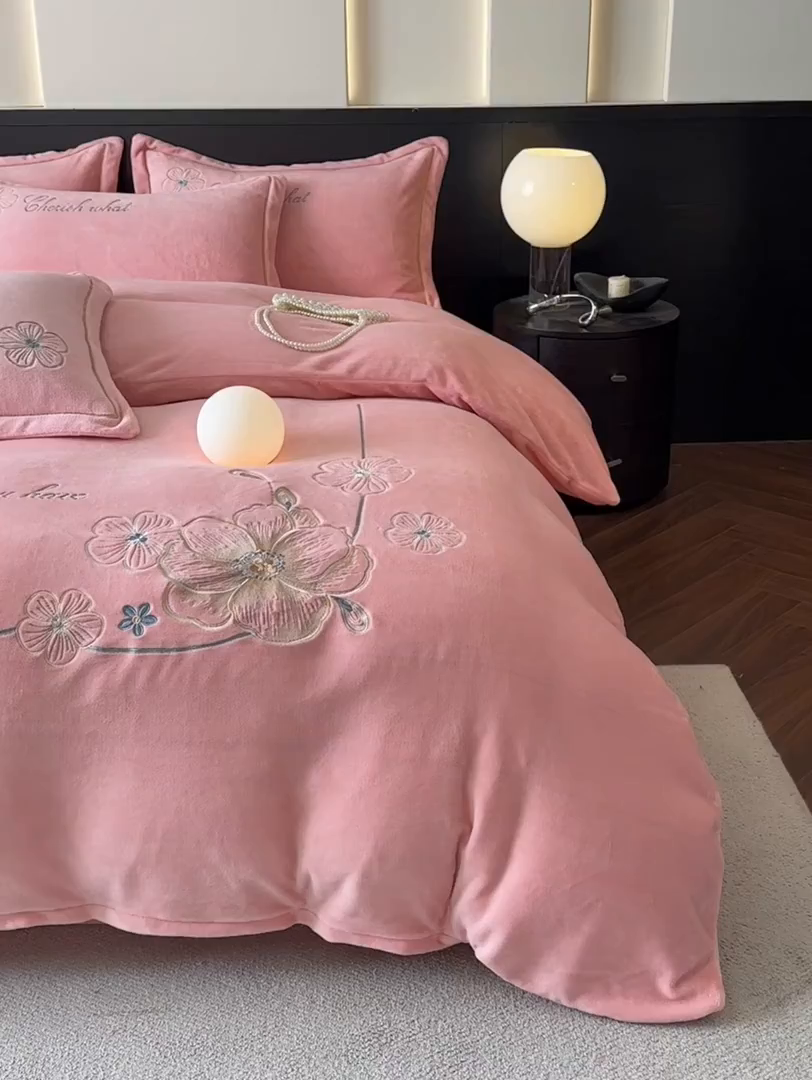 91家纺网 家纺一手货源 找家纺 诺梵家纺 2025新款8斤牛奶绒刺绣绣花四件套 绮梦-粉