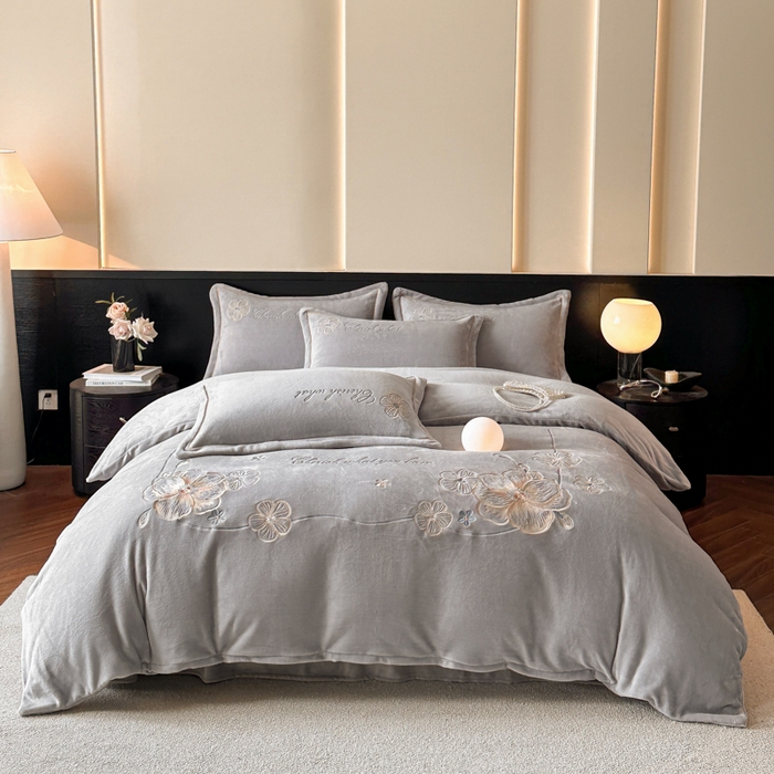 91家纺网 家纺一手货源 找家纺 诺梵家纺 2025新款8斤牛奶绒刺绣绣花四件套 绮梦-灰