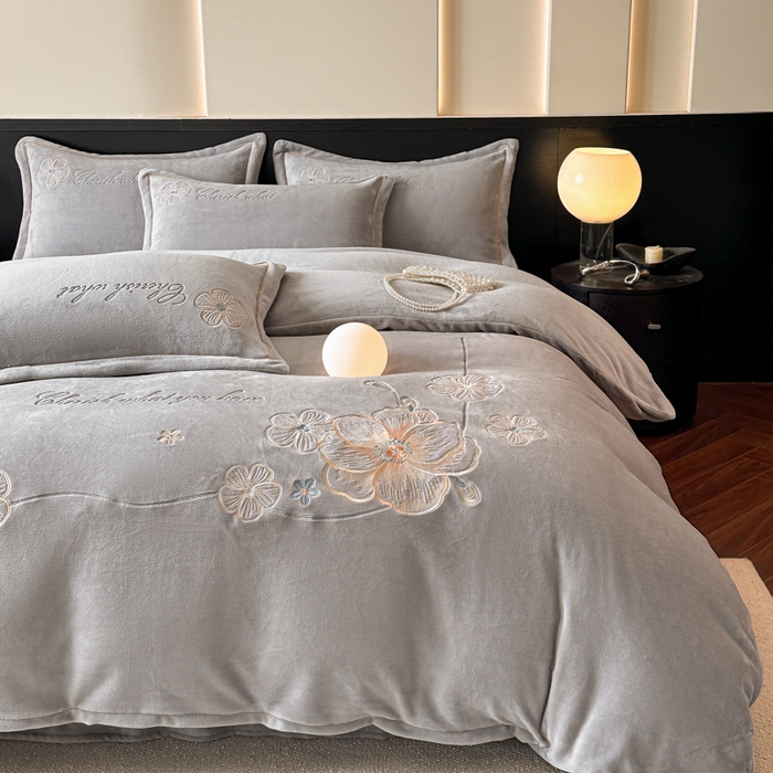 91家纺网 家纺一手货源 找家纺 诺梵家纺 2025新款8斤牛奶绒刺绣绣花四件套 绮梦-灰