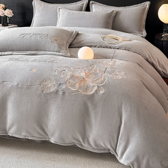 91家纺网 家纺一手货源 找家纺 诺梵家纺 2025新款8斤牛奶绒刺绣绣花四件套 绮梦-灰