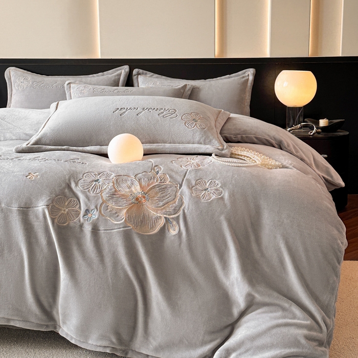 91家纺网 家纺一手货源 找家纺 诺梵家纺 2025新款8斤牛奶绒刺绣绣花四件套 绮梦-灰