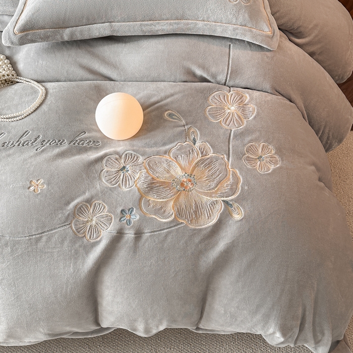 91家纺网 家纺一手货源 找家纺 诺梵家纺 2025新款8斤牛奶绒刺绣绣花四件套 绮梦-灰