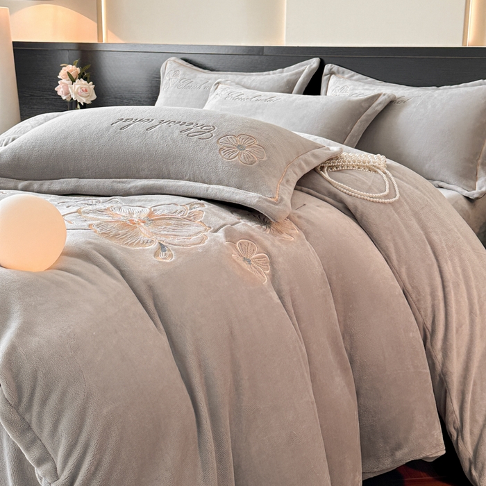 91家纺网 家纺一手货源 找家纺 诺梵家纺 2025新款8斤牛奶绒刺绣绣花四件套 绮梦-灰