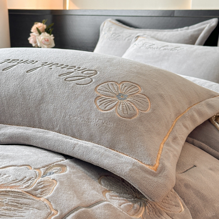 91家纺网 家纺一手货源 找家纺 诺梵家纺 2025新款8斤牛奶绒刺绣绣花四件套 绮梦-灰