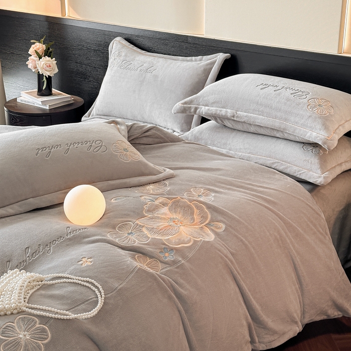 91家纺网 家纺一手货源 找家纺 诺梵家纺 2025新款8斤牛奶绒刺绣绣花四件套 绮梦-灰