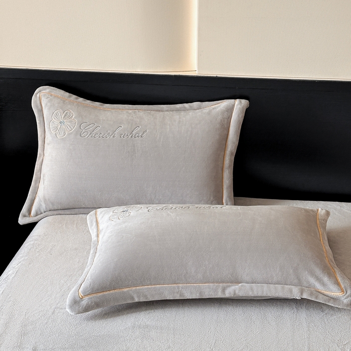 91家纺网 家纺一手货源 找家纺 诺梵家纺 2025新款8斤牛奶绒刺绣绣花四件套 绮梦-灰