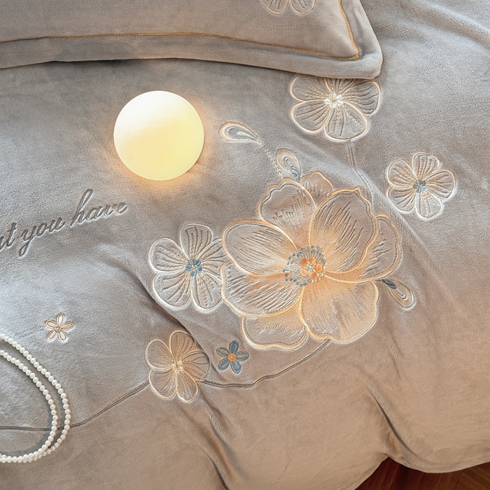 91家纺网 家纺一手货源 找家纺 诺梵家纺 2025新款8斤牛奶绒刺绣绣花四件套 绮梦-灰