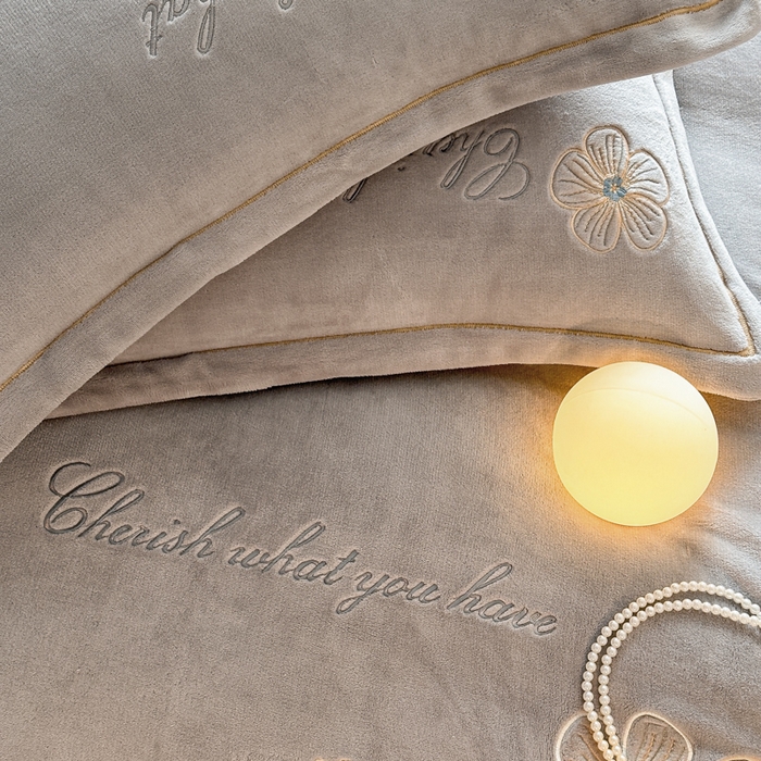 91家纺网 家纺一手货源 找家纺 诺梵家纺 2025新款8斤牛奶绒刺绣绣花四件套 绮梦-灰