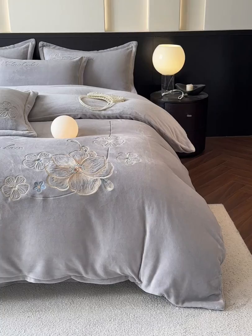 91家纺网 家纺一手货源 找家纺 诺梵家纺 2025新款8斤牛奶绒刺绣绣花四件套 绮梦-灰