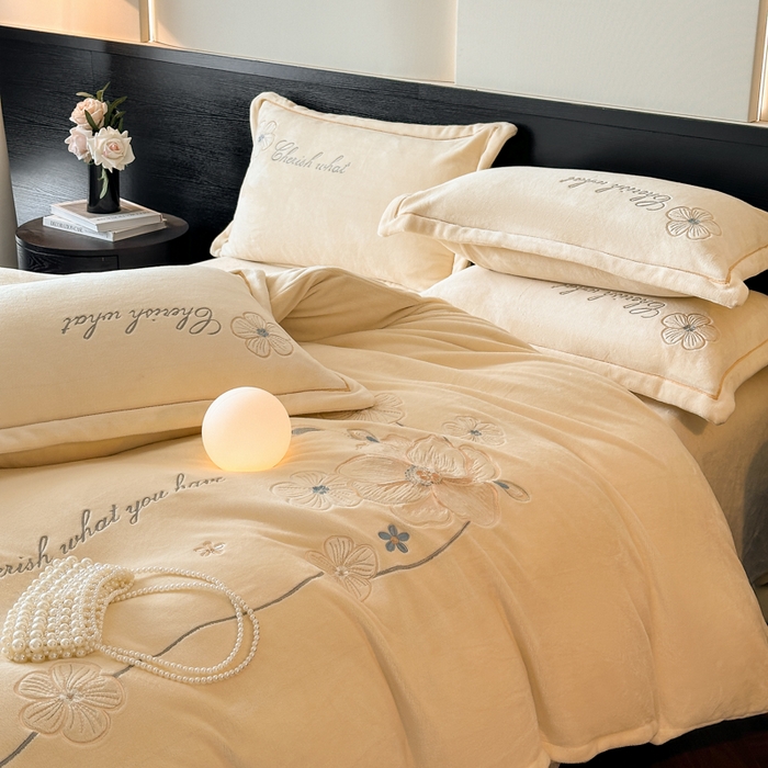 91家纺网 家纺一手货源 找家纺 诺梵家纺 2025新款8斤牛奶绒刺绣绣花四件套 绮梦-米黄