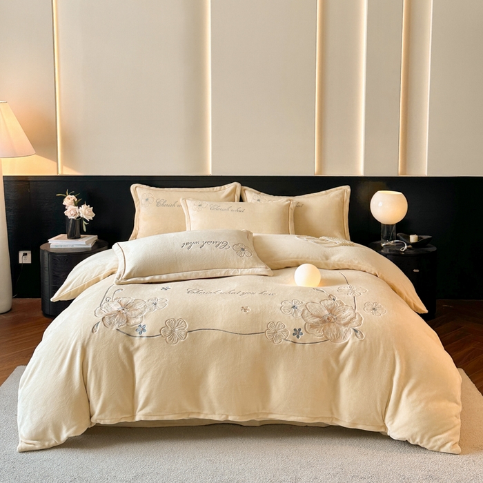 91家纺网 家纺一手货源 找家纺 诺梵家纺 2025新款8斤牛奶绒刺绣绣花四件套 绮梦-米黄