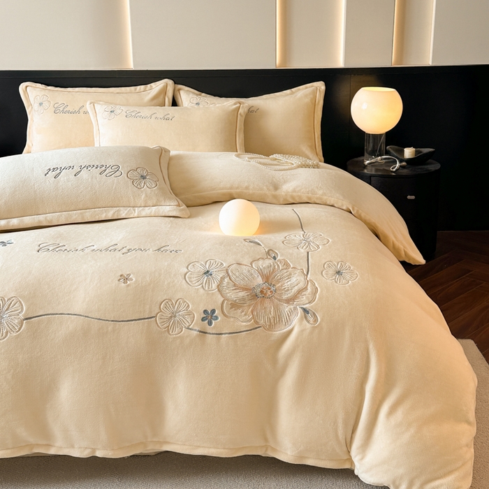 91家纺网 家纺一手货源 找家纺 诺梵家纺 2025新款8斤牛奶绒刺绣绣花四件套 绮梦-米黄