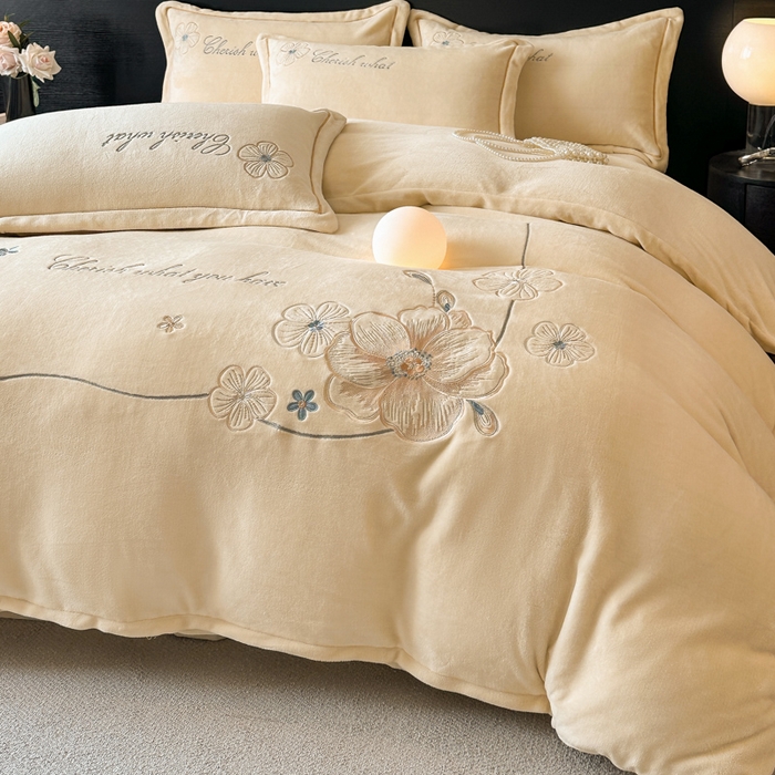 91家纺网 家纺一手货源 找家纺 诺梵家纺 2025新款8斤牛奶绒刺绣绣花四件套 绮梦-米黄