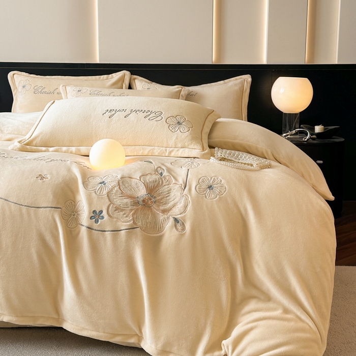 91家纺网 家纺一手货源 找家纺 诺梵家纺 2025新款8斤牛奶绒刺绣绣花四件套 绮梦-米黄