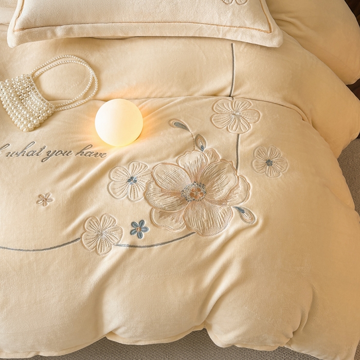 91家纺网 家纺一手货源 找家纺 诺梵家纺 2025新款8斤牛奶绒刺绣绣花四件套 绮梦-米黄