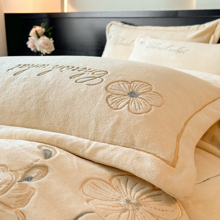 91家纺网 家纺一手货源 找家纺 诺梵家纺 2025新款8斤牛奶绒刺绣绣花四件套 绮梦-米黄