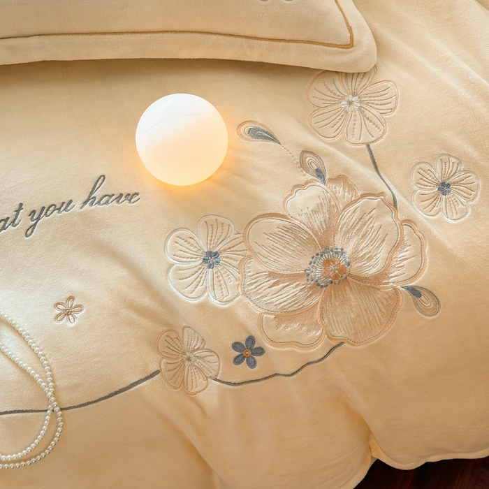 91家纺网 家纺一手货源 找家纺 诺梵家纺 2025新款8斤牛奶绒刺绣绣花四件套 绮梦-米黄