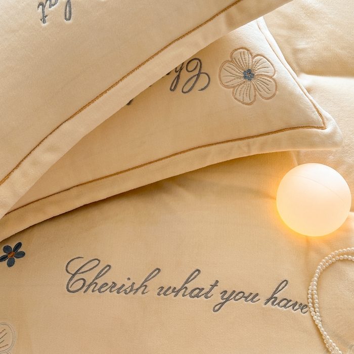 91家纺网 家纺一手货源 找家纺 诺梵家纺 2025新款8斤牛奶绒刺绣绣花四件套 绮梦-米黄