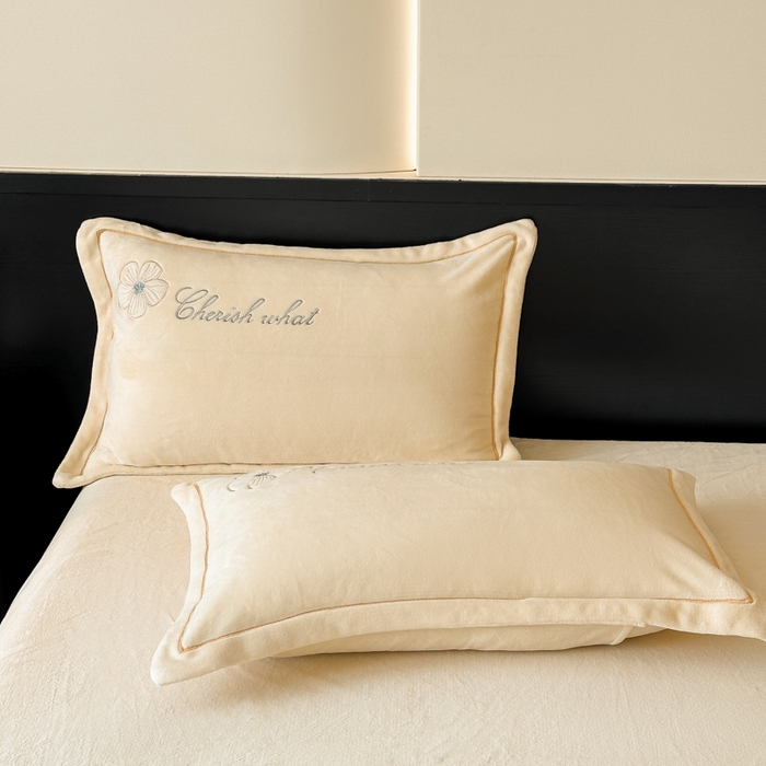 91家纺网 家纺一手货源 找家纺 诺梵家纺 2025新款8斤牛奶绒刺绣绣花四件套 绮梦-米黄